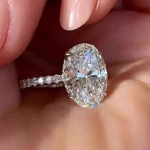 خاتم Oval Cut مرصع بـ Diamond لامع وفخم.