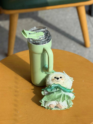 كوب Starbucks Tumbler أخضر مع دمية مميزة.