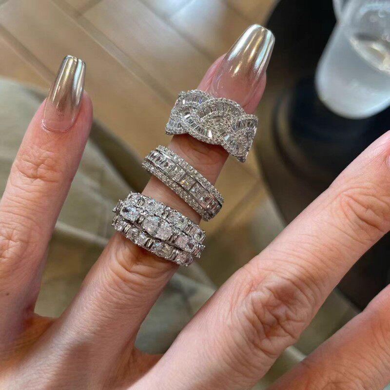 طقم خواتم مرصعة بـ Zircon بتصميم فخم ولامع.