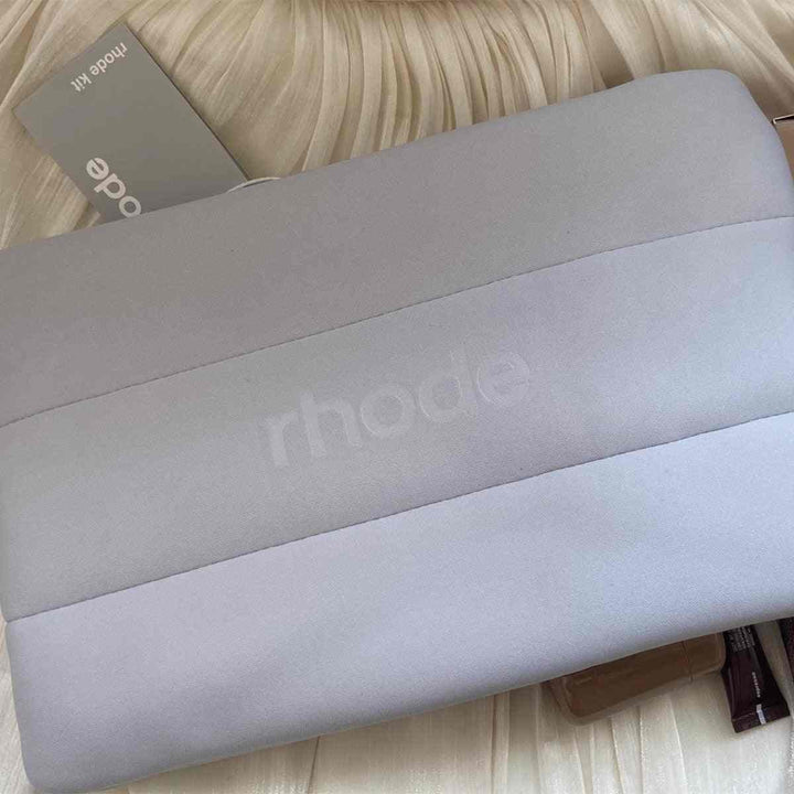 Rhode Kit حقيبة مكياج صغيرة بلون فاتح وسحاب مميز، مثالية للسفر وحمل مستحضرات التجميل