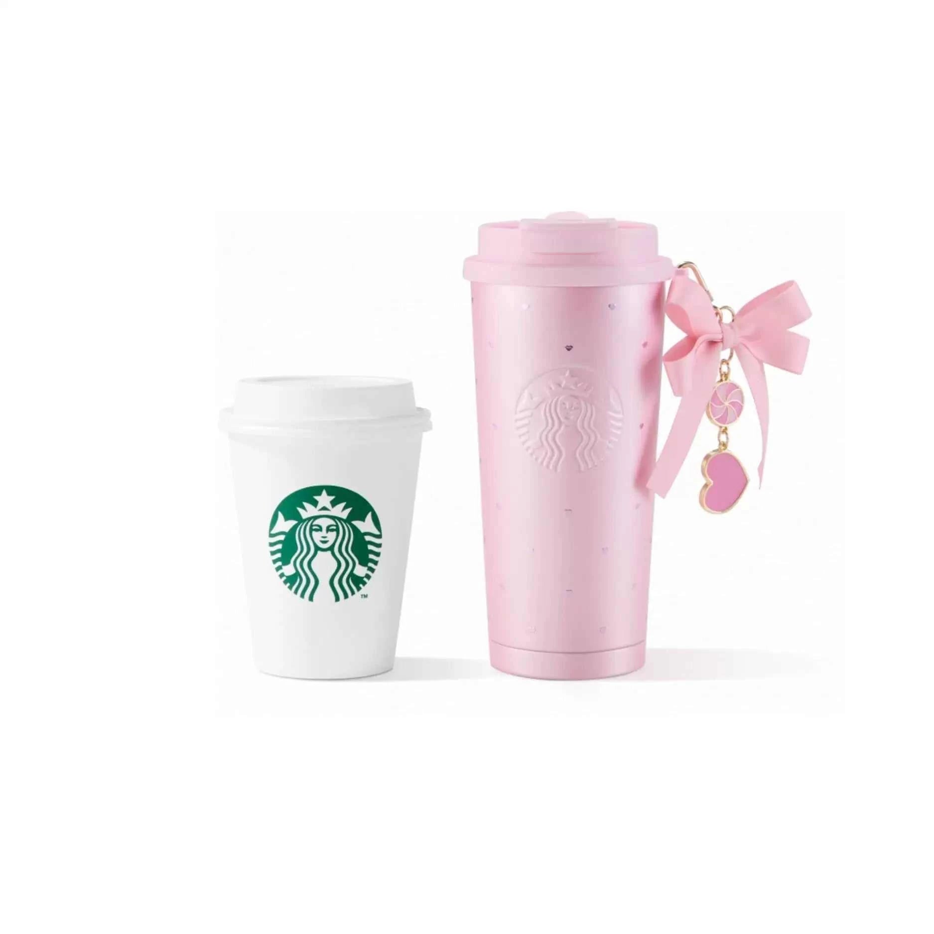 كوب Starbucks Tumbler وردي بنقشة قلوب وفيونكة أنيقة.
