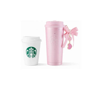 كوب Starbucks Tumbler وردي بنقشة قلوب وفيونكة أنيقة.