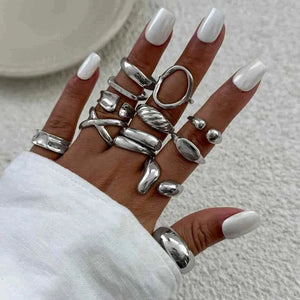 طقم خواتم نسائي Rings Set بتصاميم عصرية ذهبي وفضي.
