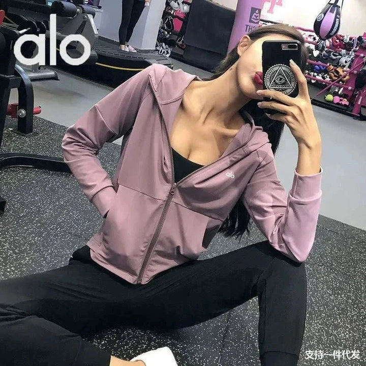 سترة رياضية نحيفة من alo clothing بغطاء وخامة سريعة الجفاف تناسب التمارين والجري بألوان ناعمة