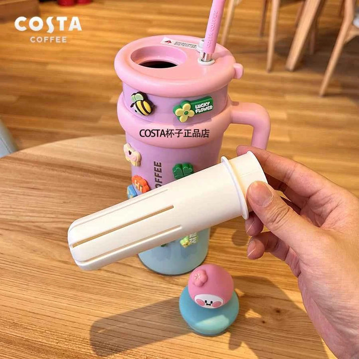 كوب حراري بألوان مبهجة من Costa Coffeeالصور تعرض مجموعة أكواب حرارية من علامة “Costa Coffee” بتصاميم مبهجة وألوان مشرقة مثل الأزرق، الوردي، الأخضر، والأصفر. تأتي الأكواب مع مقبض مريح وغطاء مع شفاطة مرنة،اكواب كوستاCostaرفعةكوب حراري بألوان مبهجة من Costa Coffee