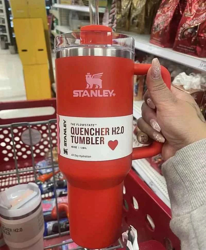 Stanley Quencher H2.0 كوب حراري حرارية&gt;ماركة Stanley هي علامة تجارية أمريكية عريقة تأسست في عام 1913، وتشتهر بتقديم منتجات عالية الجودة في مجال المعدات والأدوات الحرارية مثل الأكواب، الزجاجات، والحافظاكواب ستانليستانليرفعةStanley Quencher H2