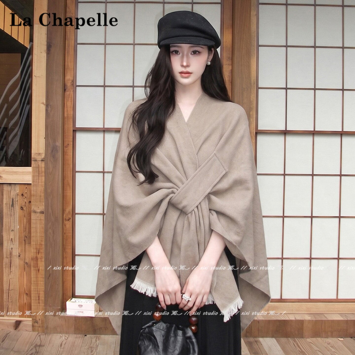 عارضة ترتدي شال La Chapelle الشتوي باللون الكاكي من الأمام