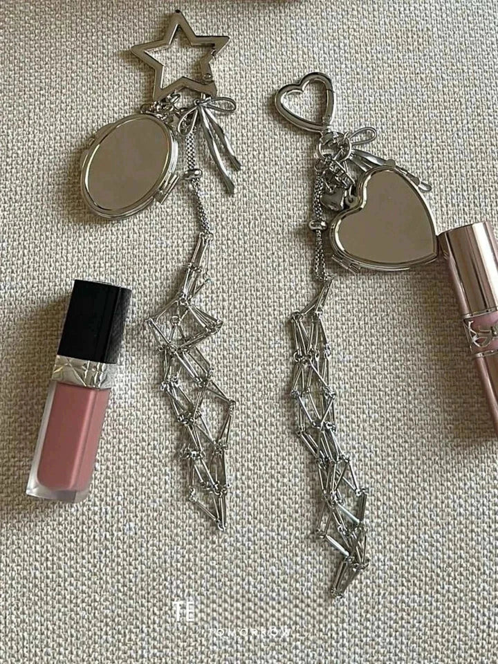 سلسلة حامل ليب بام معدنية بشبك فاخر مع ميدالية مرآة بشكل نجمة وقلب للشنطة والمفاتيح