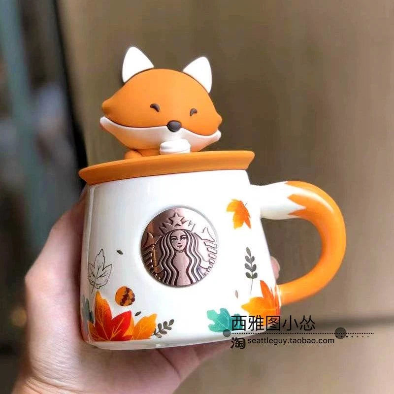 مج Starbucks بتصاميم كرتونية لطيفة وغطاء مميز.