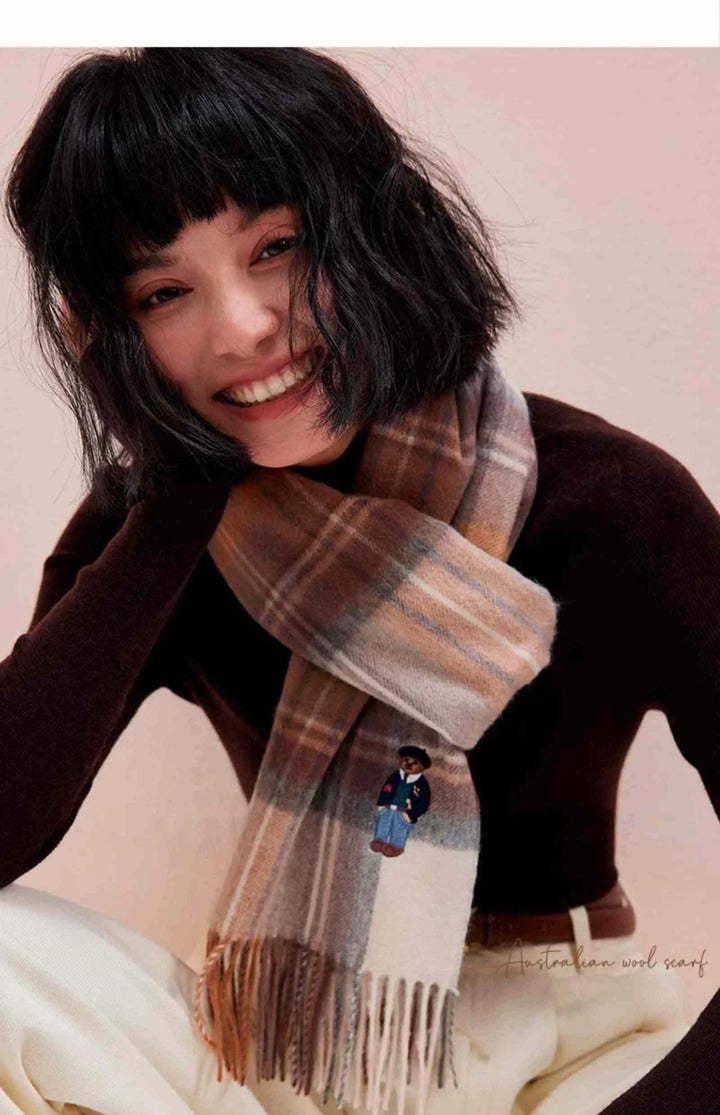 وشاح من صوف ناعم بتصميم كلاسيكي بريطاني متوسط الألوان مع تطريز دبدوب يرتديه إمرأة مبتسمة