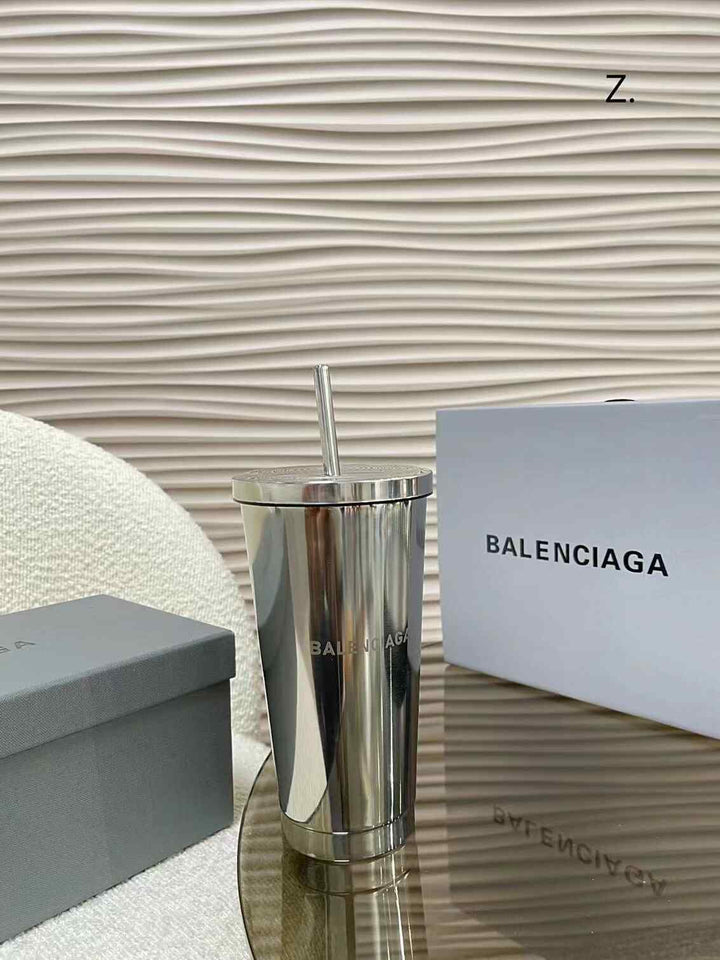 كوب ستانلس ستيل Balenciaga أنيق مع غطاء ومصاصة معدنية.