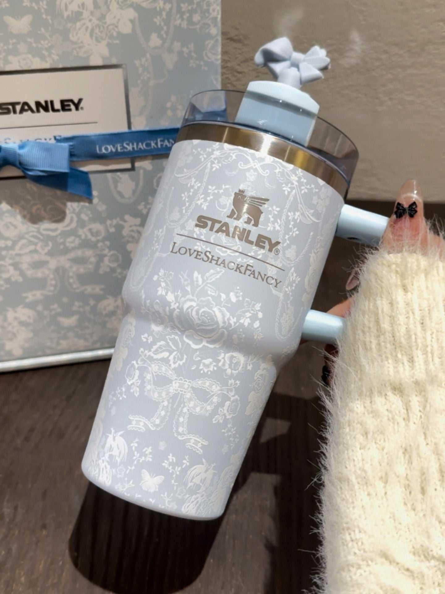 كوب Stanley x LoveShackFancy بتصميم الزهور والفيونكات الأنيق.