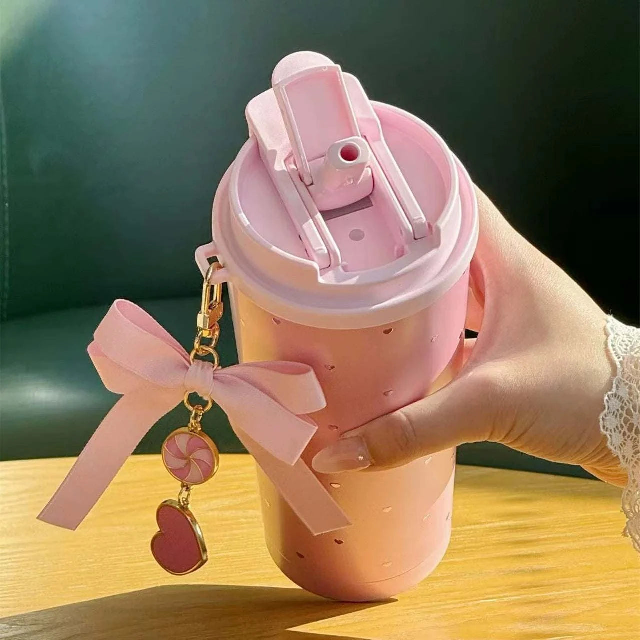 كوب Starbucks Tumbler وردي بنقشة قلوب وفيونكة أنيقة.
