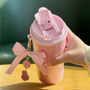 كوب Starbucks Tumbler وردي بنقشة قلوب وفيونكة أنيقة.