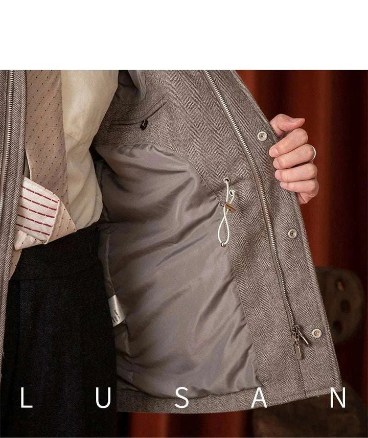 داخل Mr. Lusan جاكيت 10 بأسلوب إيطالي مع سحّاب وحبل تعديل للخصر وتبطين داخلي مريح بلون بيج ترابي كلاسيكي