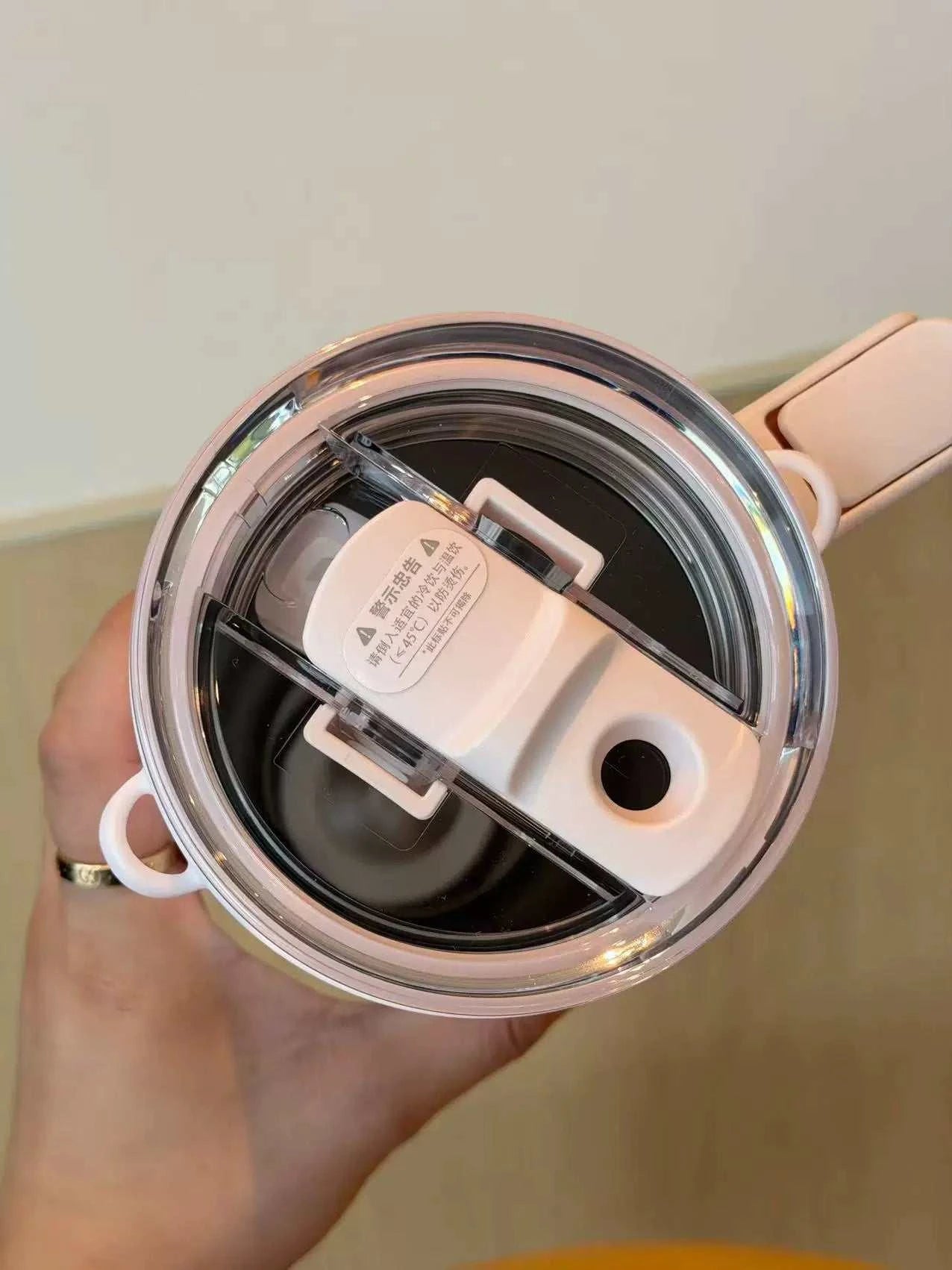 كوب Starbucks Tumbler وردي بمقبض وحزام للكتف.