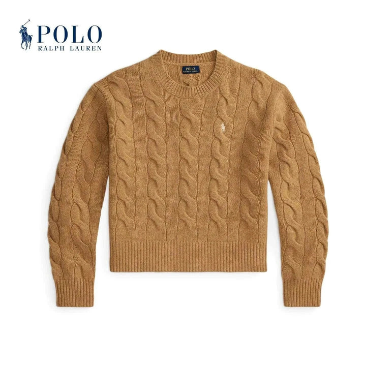 سترة نسائية من رالف لورين بلون الكاميل بنقشة ضفائر وياقة مستديرة وشعار بولو مطرز على الصدر