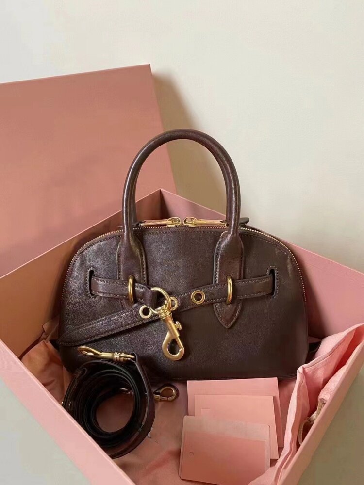 حقيبة Miu Miu جلد طبيعي بتصميم كلاسيكي فاخر