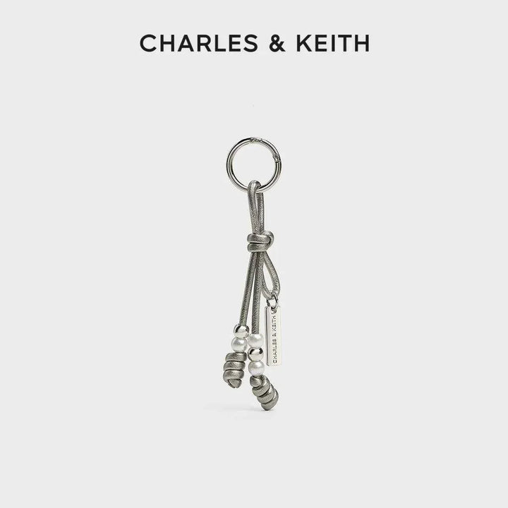 ميدالية تشارمز أنيقة من CHARLES & KEITH بتصميم مميز وإكسسوار عصري