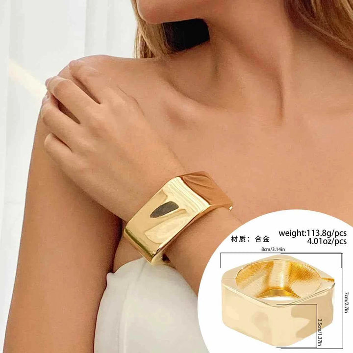 إسوارة نسائية عريضة مفتوحة بتصميم C-Shape معدني لامع بلمسة غير منتظمة تناسب الإطلالات الأوروبية والأمريكية.