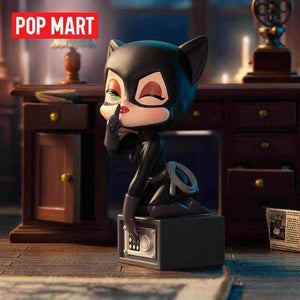 مجسمات POP MART لشخصيات DC Gotham City الأصلية.