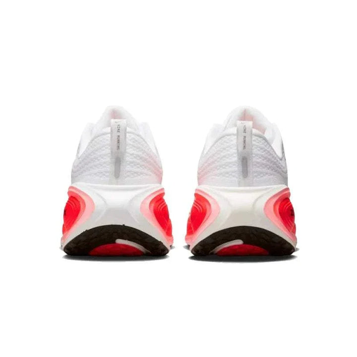 Nike VOMERO PLUS حذاء جري رجالي أبيض بلمسات برتقالية وحمراء من الخلف