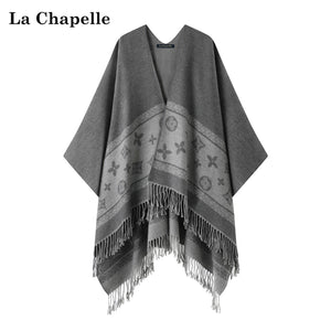شال La Chapelle الرمادي مفروداً من الأمام