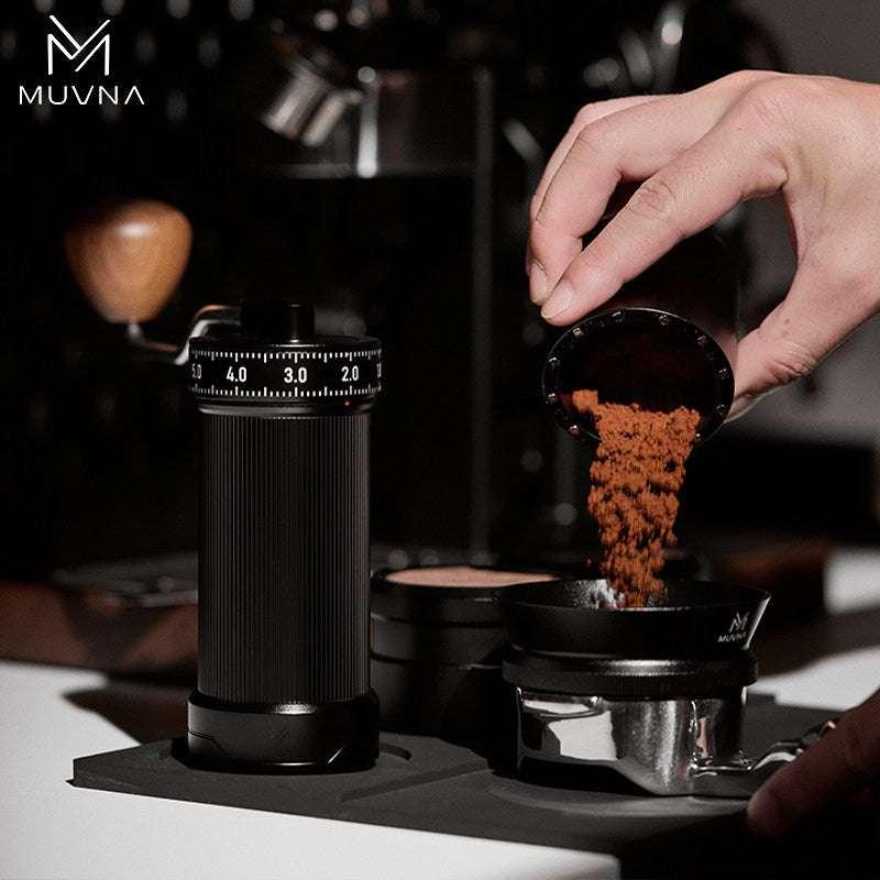 مطحنة قهوة يدوية MUVNA طراز Gm2 بضبط خارجي دقيق.