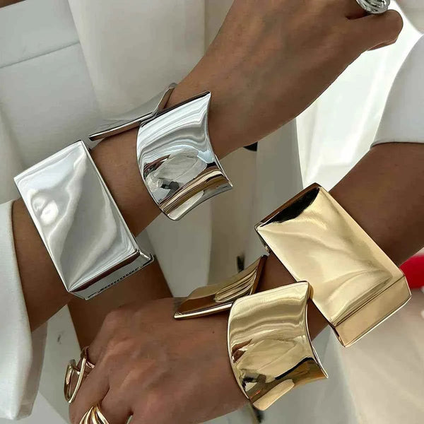 إسوارة نسائية عريضة معدنية بتصميم  wide braceletC-Shape مفتوح لامع عصري تناسب الموضة الأوروبية والأمريكية 2025
