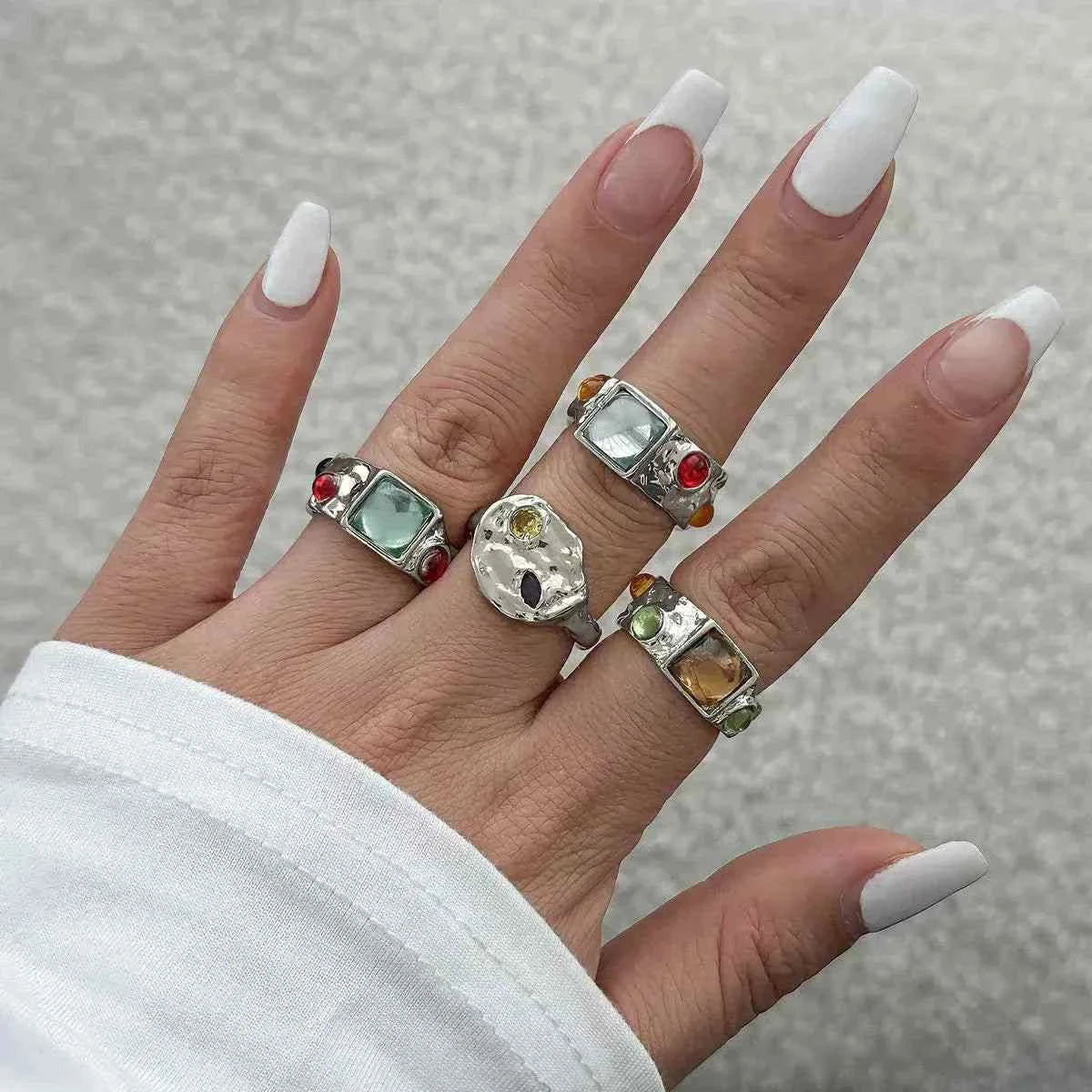 طقم خواتم Vintage بتصميم Irregular وأحجار ملونة جذابة.