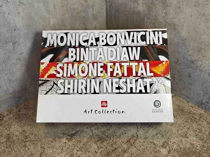 صورة علبة مجموعة فناجين الإسبريسو الفنية illy 2024 بتصميمات فنية ملونة وأسماء الفنانين على الغلاف