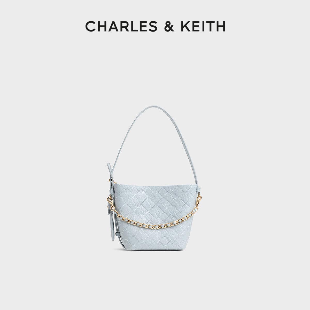 حقيبة Charles & Keith بتصميم Bucket مبطن مع محفظة إضافية.