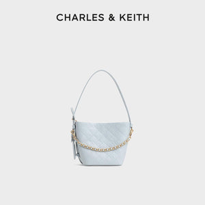 حقيبة Charles & Keith بتصميم Bucket مبطن مع محفظة إضافية.