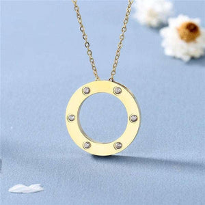 قلادة Necklace دائرية مرصعة بالزركون بتصميم راقي وعصري.