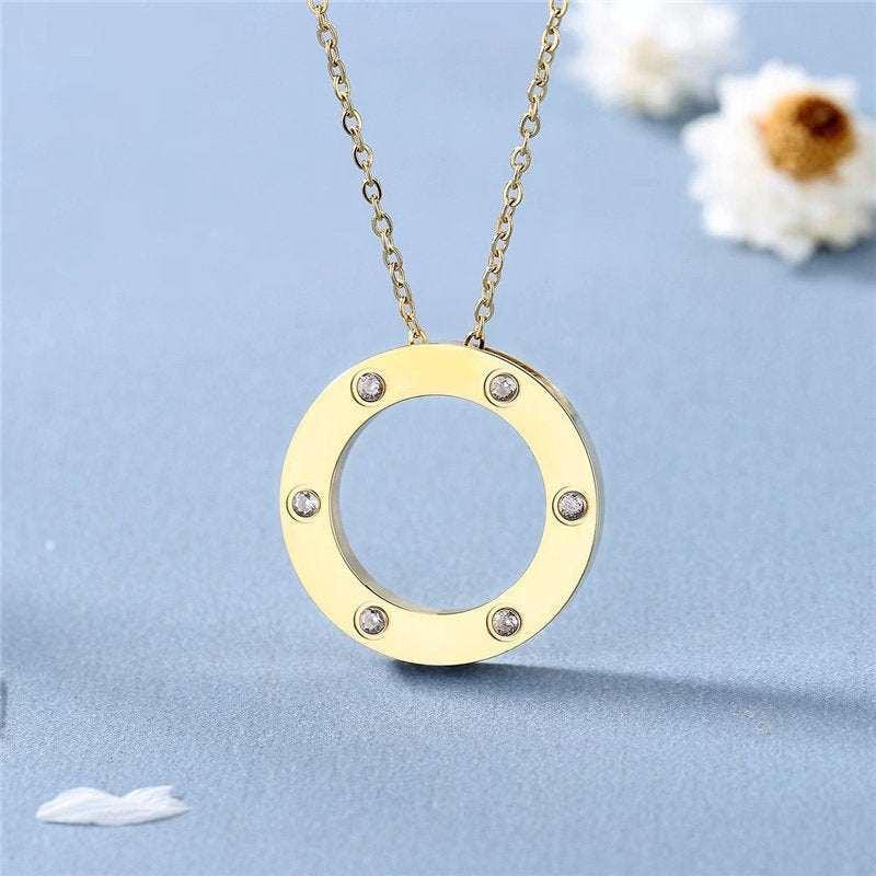 قلادة Necklace دائرية مرصعة بالزركون بتصميم راقي وعصري.