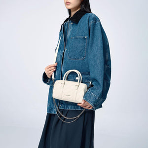 حقيبة Charles & Keith بتصميم مبطن وأنيق.
