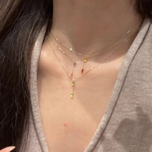 قلادة Layered Necklace بتصميم أحجار ملونة متدلية.