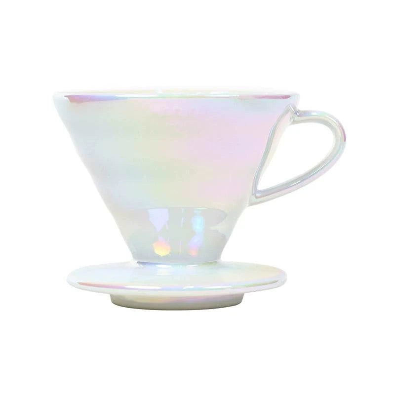 قمع ترشيح قهوة Hario V60 بتصميم معدني فاخر وألوان عاكسة.