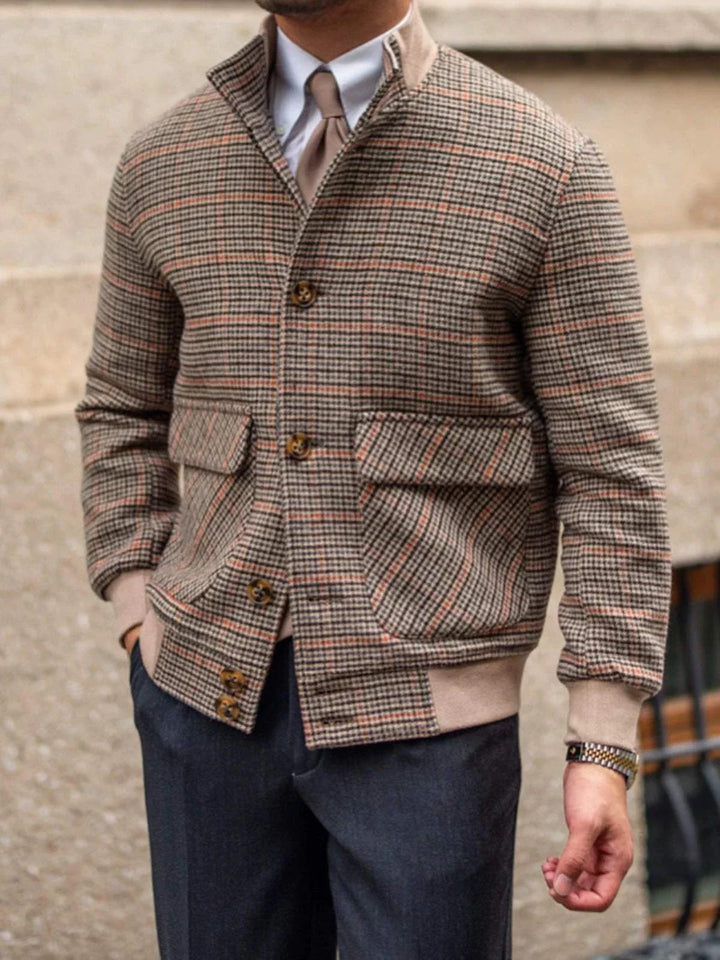 Mr. Lu San Fit Jacket جاكيت بنقشة هوندستوث بيج وبني مع خطوط برتقالية وتصميم أنيق مريح للنشاطات اليومية والمناسبات.