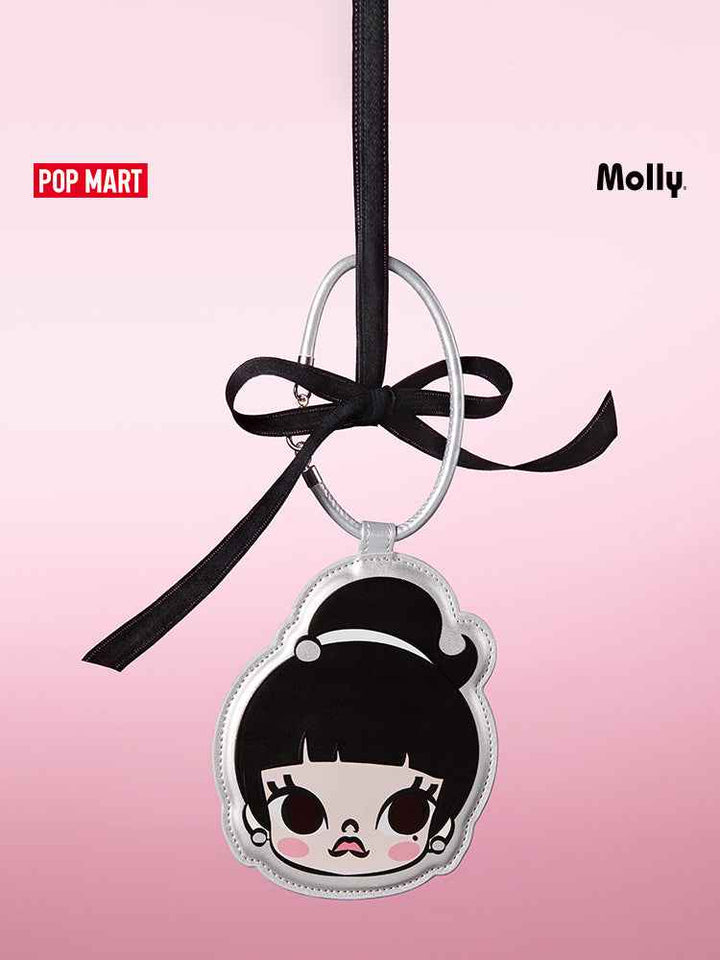 POPMART حامل بطاقات Molly بتصميم شخصية كرتونية لطيف وملحق حبل أسود.