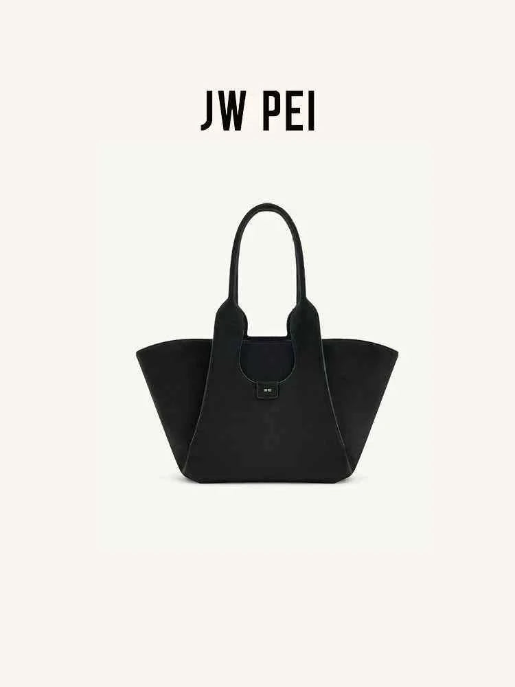 حقيبة يد JW PEI Tote Bag بخامة الشمواه الصناعي الفاخر.