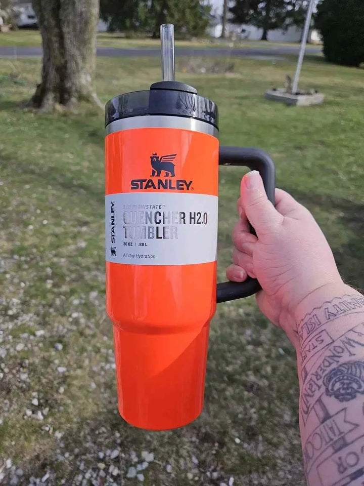 Stanley Quencher H2.0 كوب حراري حرارية&gt;ماركة Stanley هي علامة تجارية أمريكية عريقة تأسست في عام 1913، وتشتهر بتقديم منتجات عالية الجودة في مجال المعدات والأدوات الحرارية مثل الأكواب، الزجاجات، والحافظاكواب ستانليستانليرفعةStanley Quencher H2