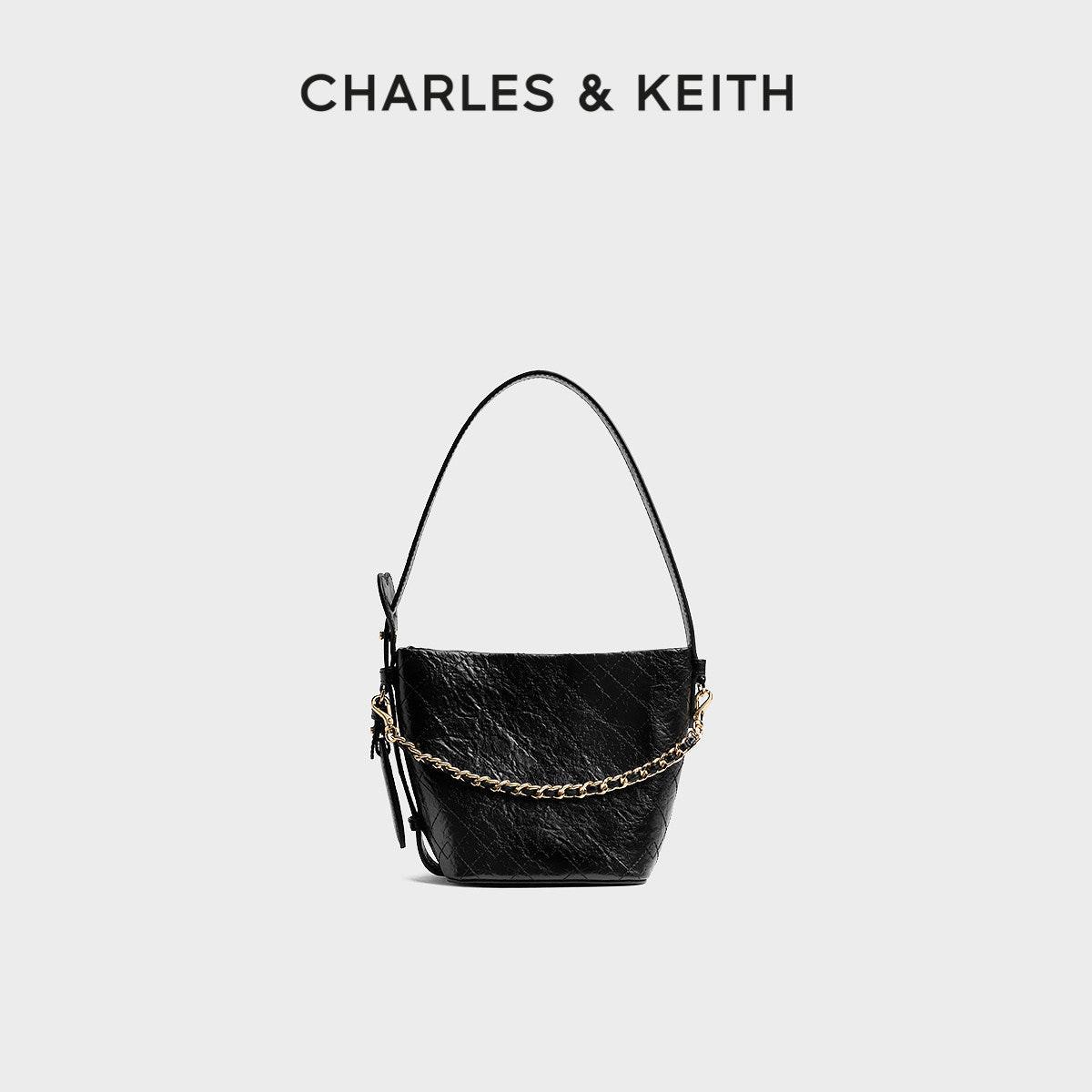 حقيبة Charles & Keith بتصميم Bucket مبطن مع محفظة إضافية.
