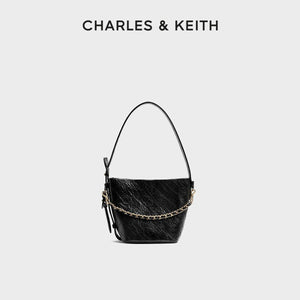 حقيبة Charles & Keith بتصميم Bucket مبطن مع محفظة إضافية.