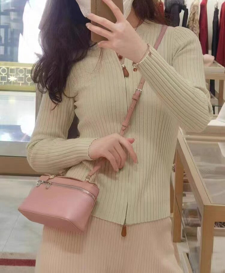 حقيبة يد نسائية فاخرة باللون الوردي مع وشاح أنيق