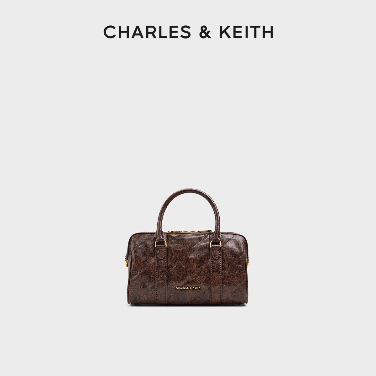 حقيبة Charles & Keith بتصميم مبطن وأنيق.