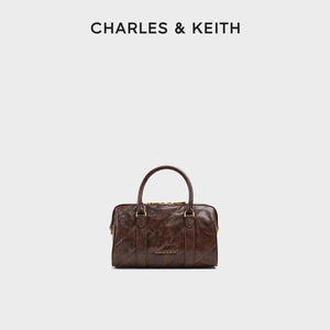 حقيبة Charles & Keith بتصميم مبطن وأنيق.
