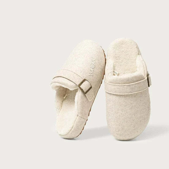 حذاء منزلي ناعم من القطن ببطانة فرو وحزام قابل للتعديل بلون كريمي