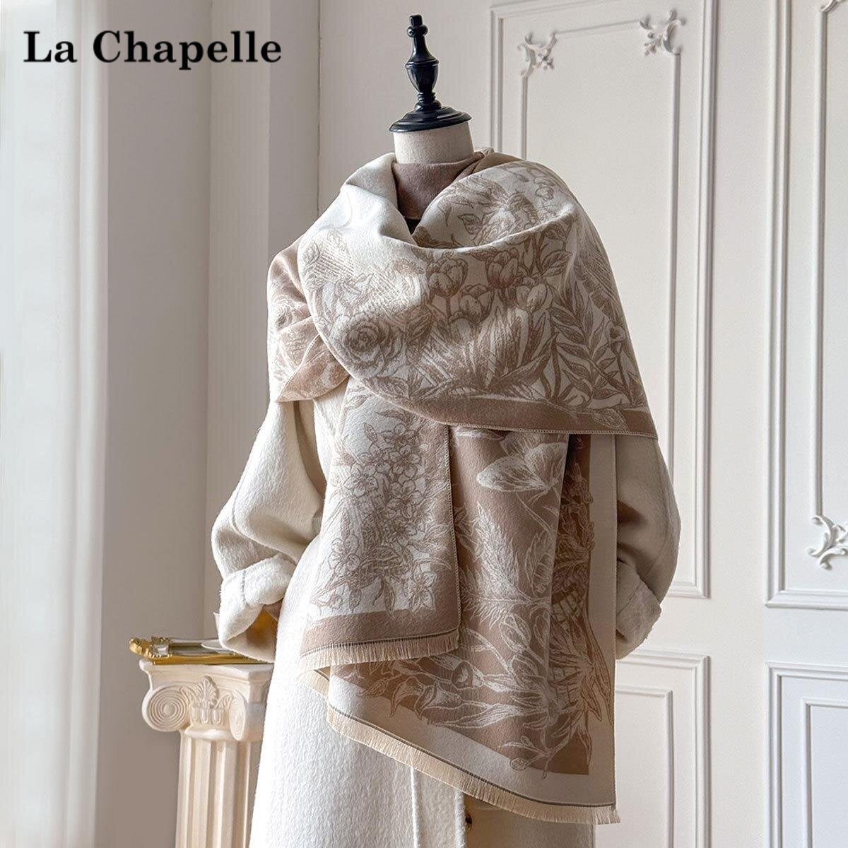 شال شتوي نسائي La Chapelle بنقشة زهور باللون البيج على مجسم، منظر أمامي