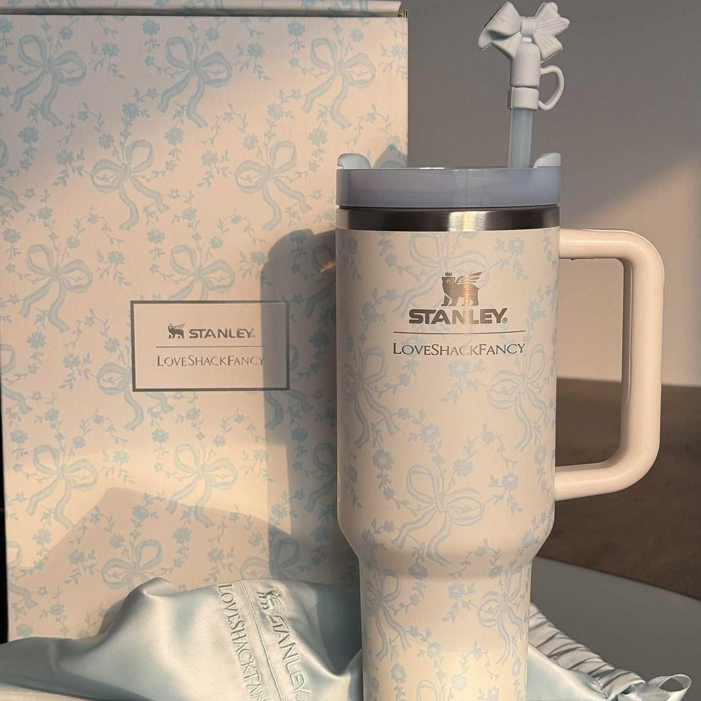 كوب Stanley x LoveShackFancy بتصميم الزهور والفيونكات الأنيق.